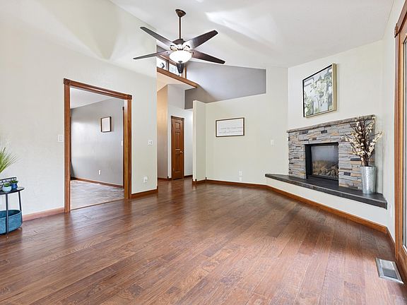 4th image of 3032 Roxbury Cir