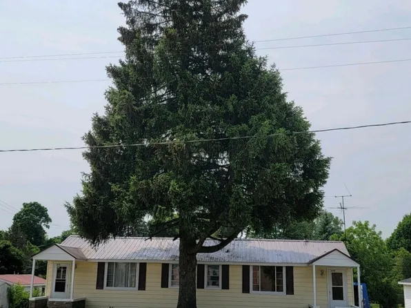 305 W Main St #A, Edmore, MI 48829