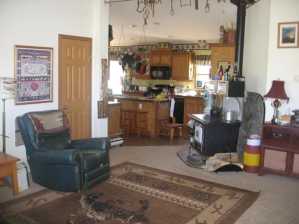 4 bed, 2432 sqft, $2,400 — Photo 4