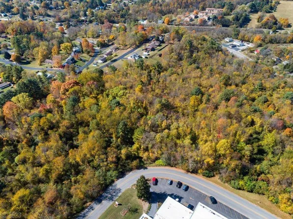 Oakhurst Ave, Pulaski, VA 24301