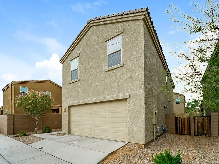 7621 W Valencia Rd — Photo 4