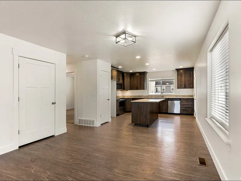 849 N 210 W — Photo 10