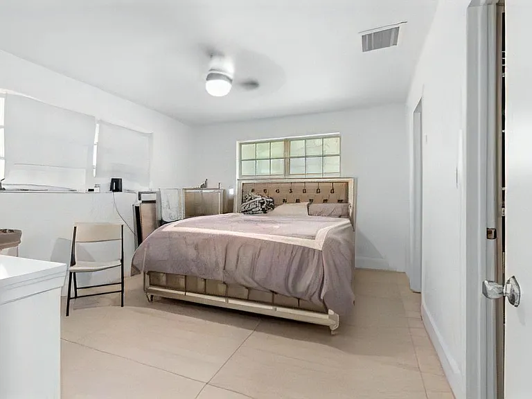 5911 SW 36th Ter — Photo 7