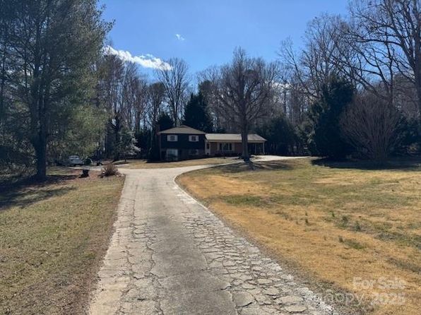 2665 Fairway Acres Cir, Lenoir, NC 28645