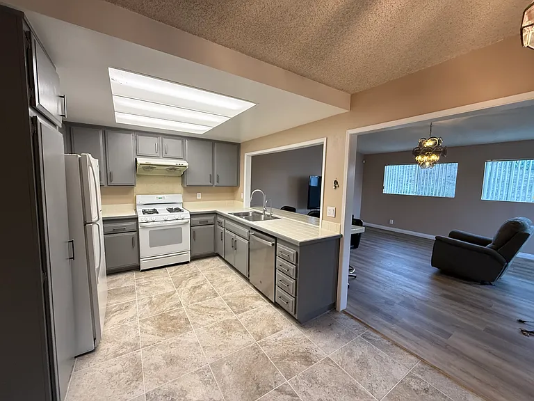 920 W Adams Ave — Photo 13