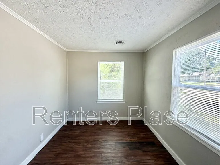 200 E 6th St — Photo 11
