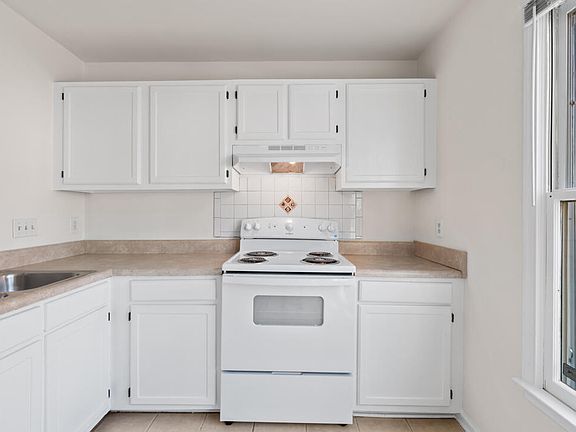 3rd image of 359 Kilarney Dr