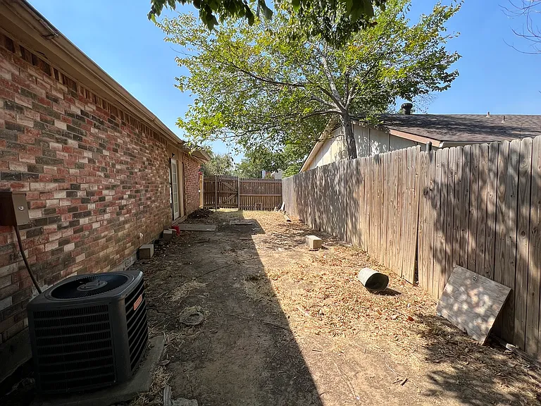 819 Sandalwood Ln — Photo 5