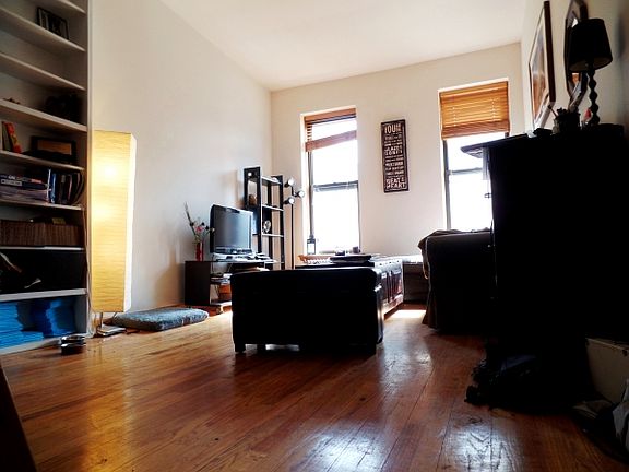 3rd image of 28 W 75th St APT 5B