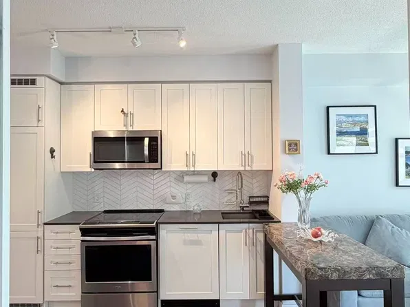 4085 Parkside Village Dr, Mississauga, ON
