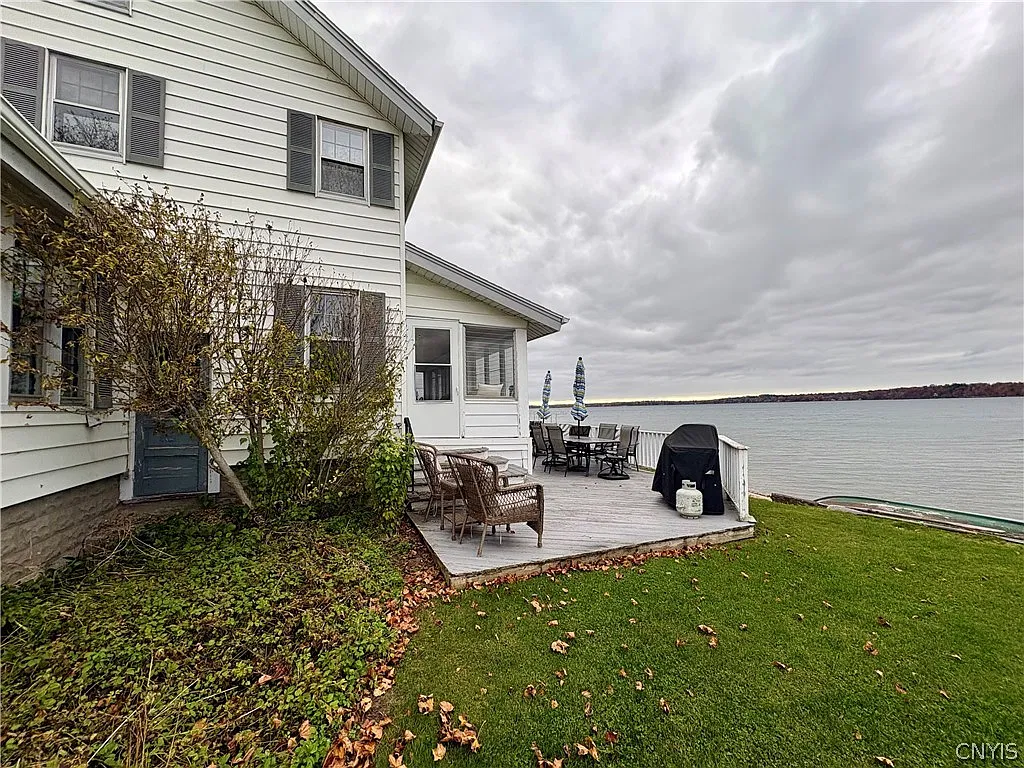 4 bed, 2.0 bath, 1596 sqft, $2,400 — Photo 2