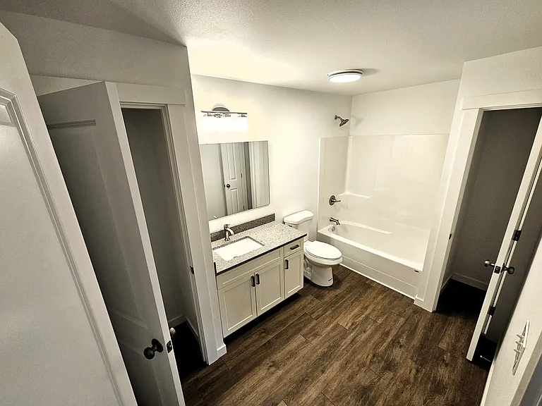 516 Wells Ave S #B — Photo 5