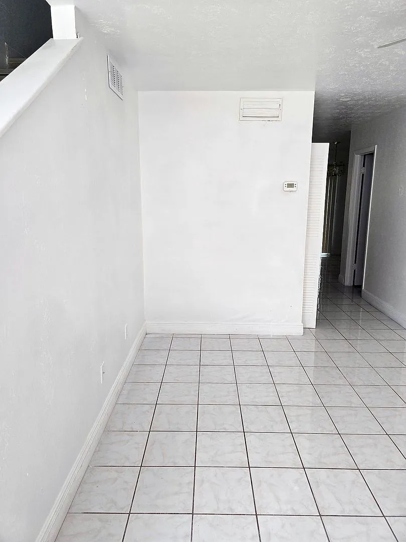 Large Two bedrooms with a cover patio — Photo 3
