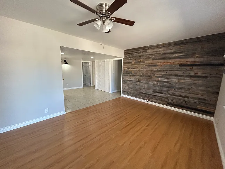 233 N Fairview St — Photo 4
