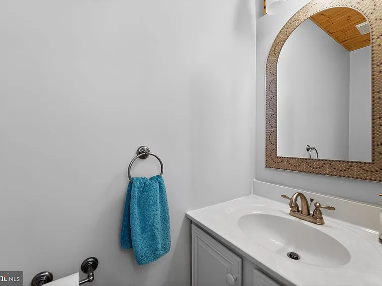 708 Suffield Dr — Photo 4