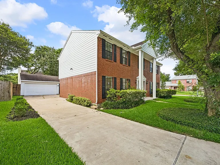 15251 Kelbrook Dr — Photo 2