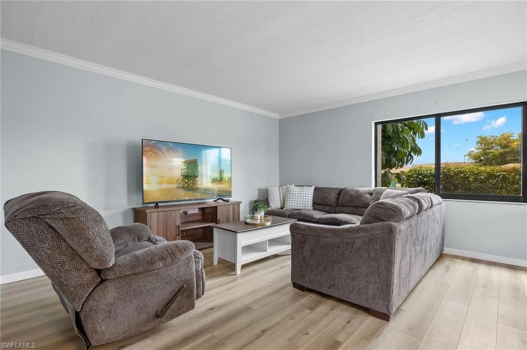 2 bed, 2.0 bath, 966 sqft, $2,000 — Photo 2