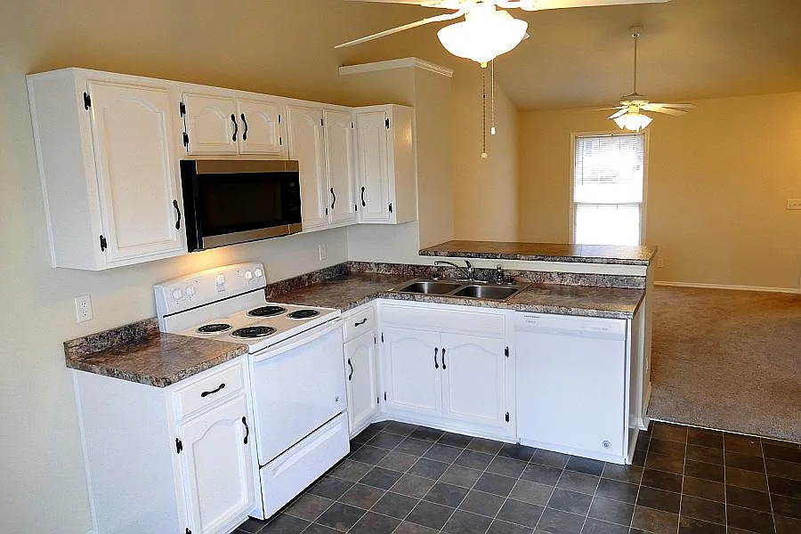 2 bed, 900 sqft, $1,200 — Photo 2
