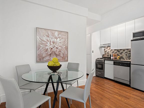 3rd image of 157 E 72nd St APT 10A