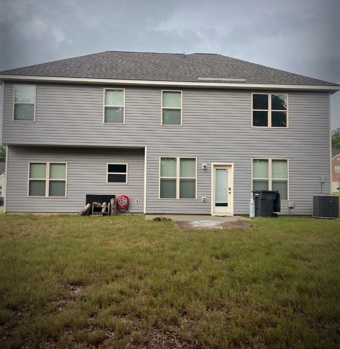 4 bed, 2.5 bath, 2560 sqft, $2,300 — Photo 2