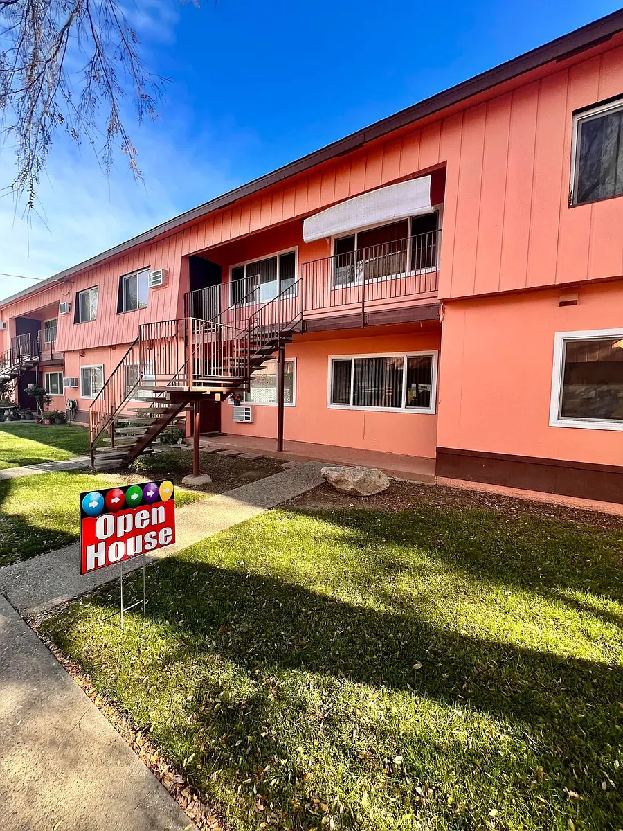 Building Photo - 187 E Cherry Ln #212