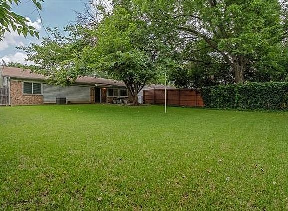 2nd image of 1905 Emerald Dr