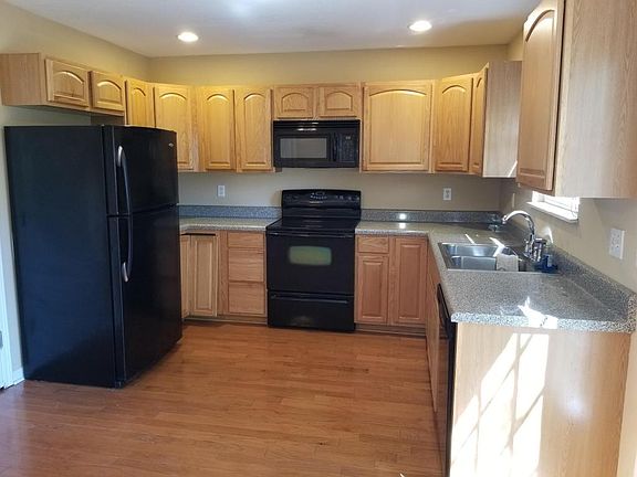 4th image of 812 Blue Spruce Way #5