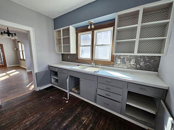 2nd image of 202 5th St SE