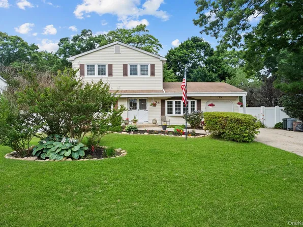 38 Pamlico Avenue, Ronkonkoma, NY 11779