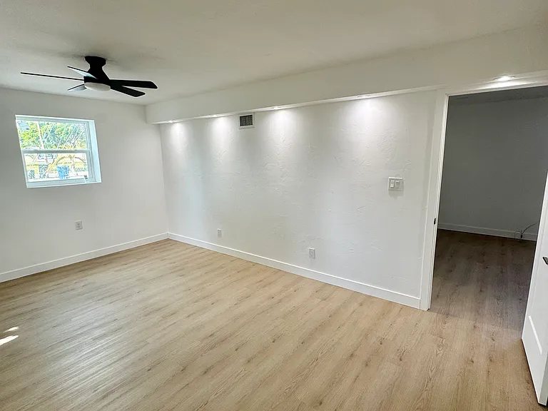 313 SW 1st St #1 — Photo 8