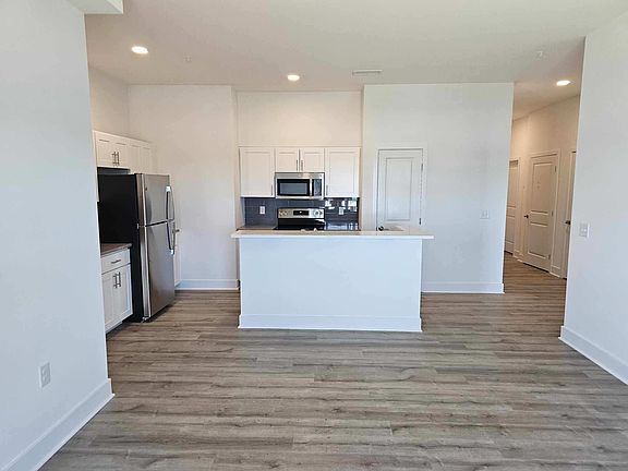 Kitchen in 2x bedroom to open Living Room