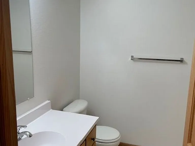 2400-2418 Hillcrest Dr — Photo 5
