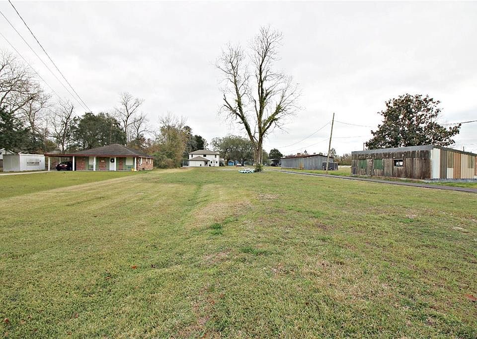 1st image of 102 Oak Alley Ct