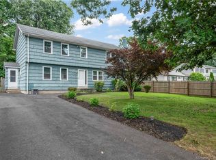 424 Roosevelt Dr, Oxford, CT 06478
