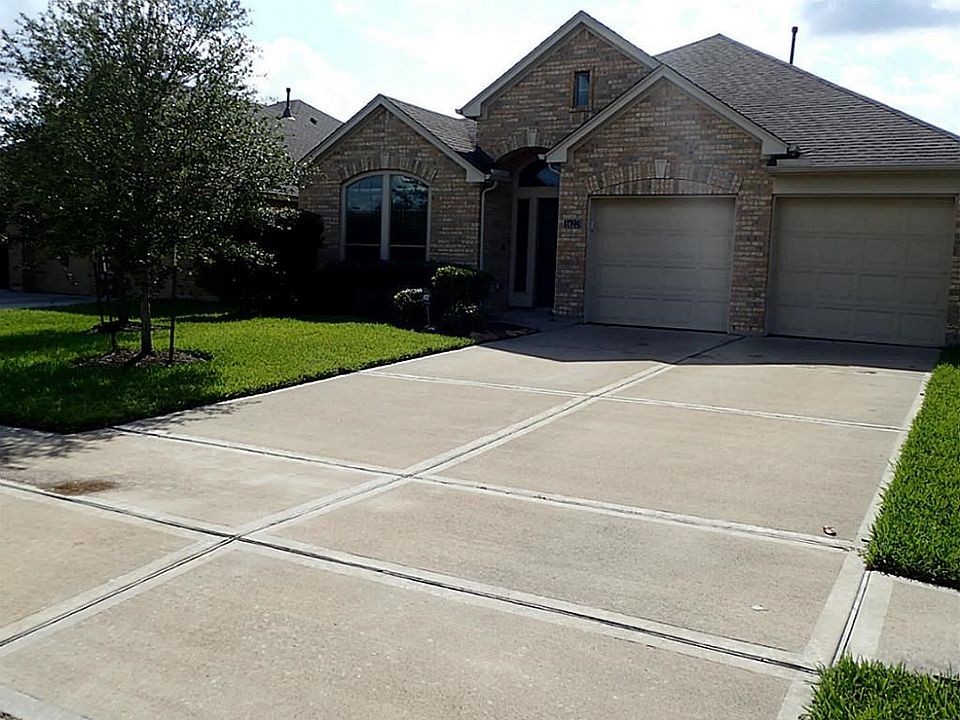 HOUSE LOCATED ON A CUL-DE-SAC STREET