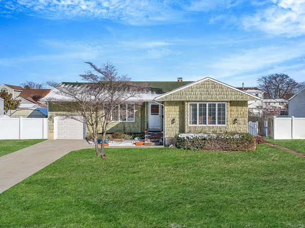 543 Dewitt Avenue, North Babylon, NY 11703