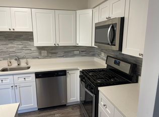 1132 Hinswood Dr APT 106, Darien, IL 60561