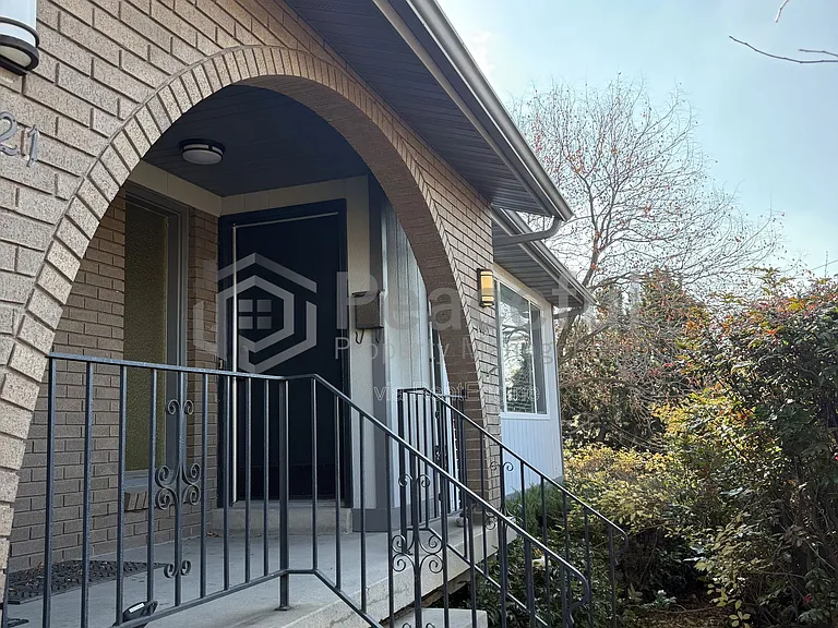 2025 S Broadmoor St — Photo 1