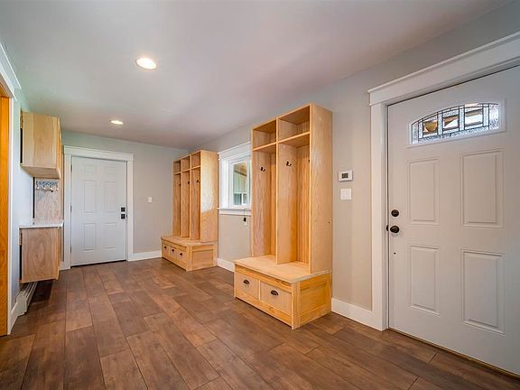 2nd image of 764 Vista De La Mesa