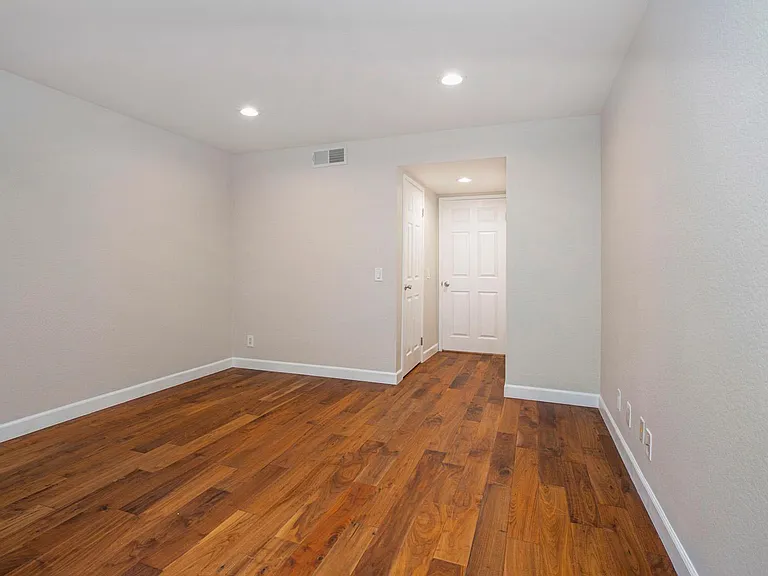 460 Oak St — Photo 18