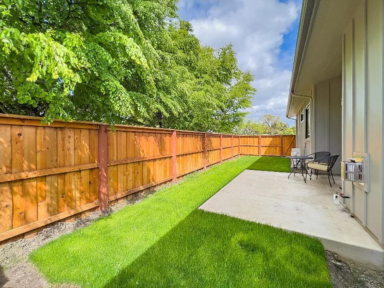 595 Silver Ln — Photo 4