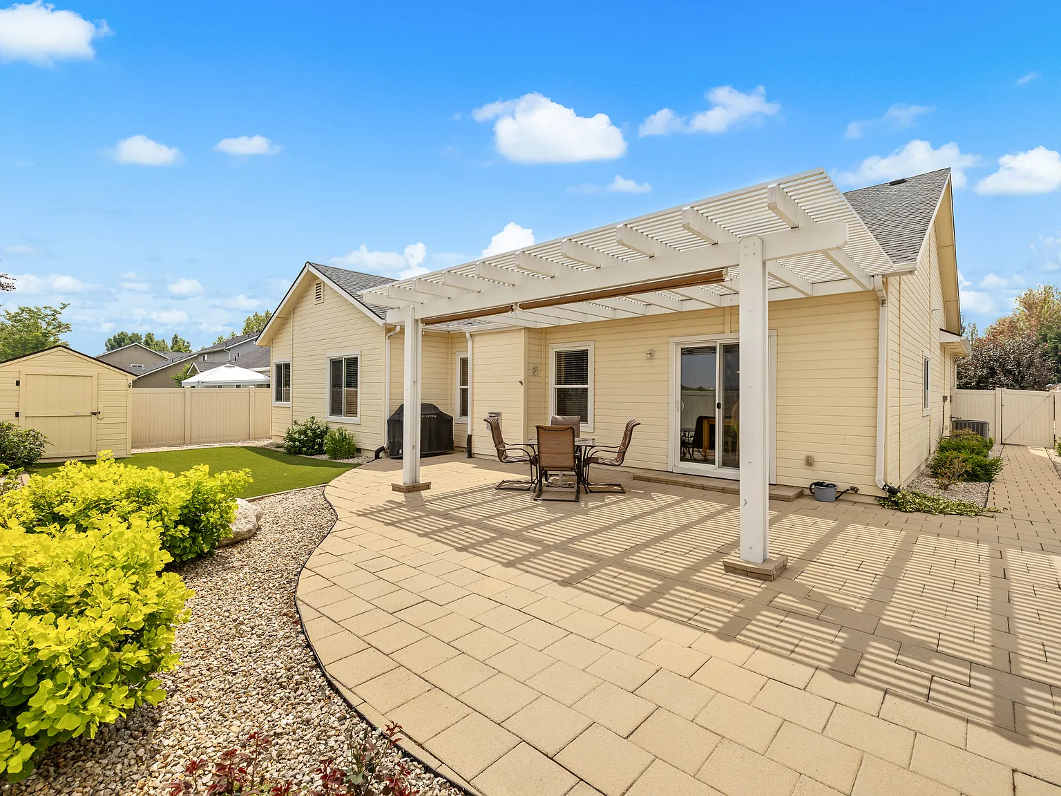 3 bed, 1854 sqft, $2,400 — Photo 3