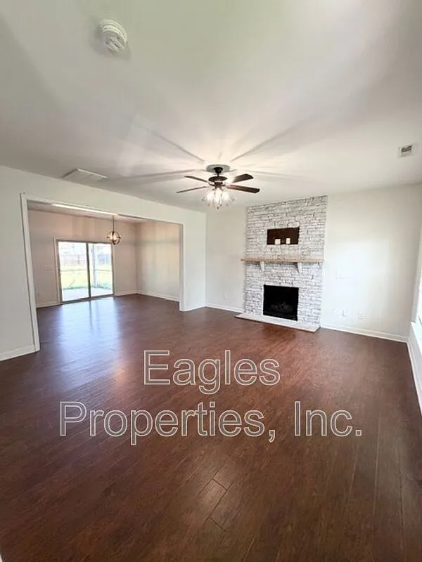 4 bed, 2.5 bath, $2,000 — Photo 4