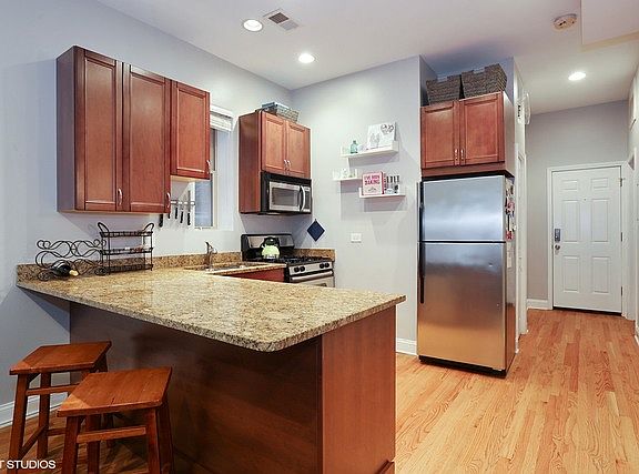 3rd image of 524 N Armour St #1E