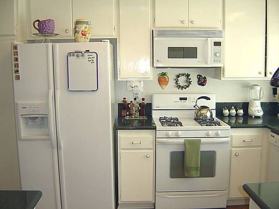 Remodeled Kitchen w/ Upgraded Appliances