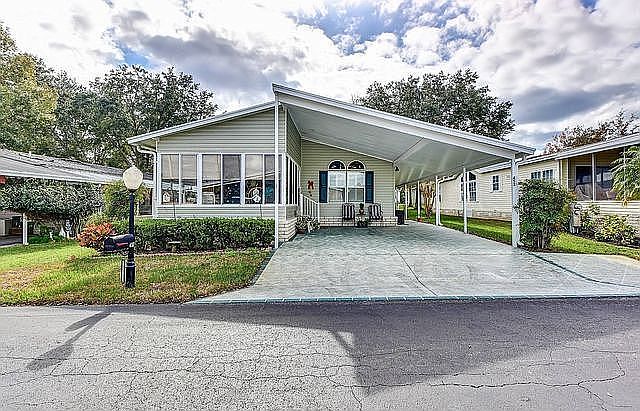 1st image of 452 Kingslake Dr