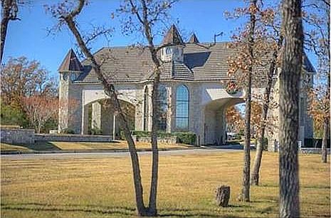 4th image of 2401 Lancaster Ct