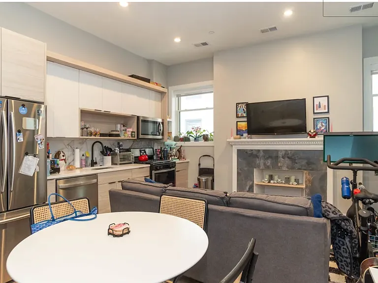 448 W Barry Ave #202 — Photo 9