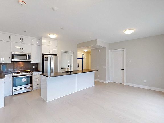 3rd image of 95 Dundas St W #122