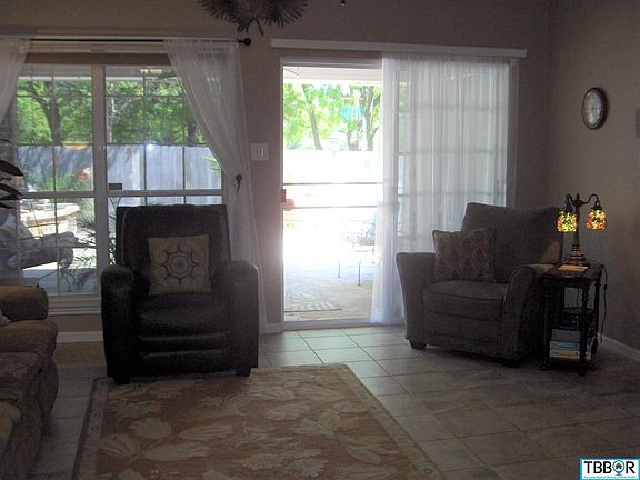 3rd image of 2902 Red Oak Dr